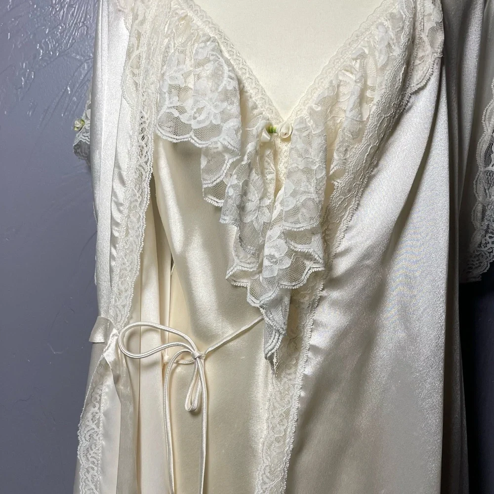 🔥VINTAGE LILY OF FRANCE 60s 70s 80s Lace Nightgown Robe Chemise Set Cream - Picture 2 of 16